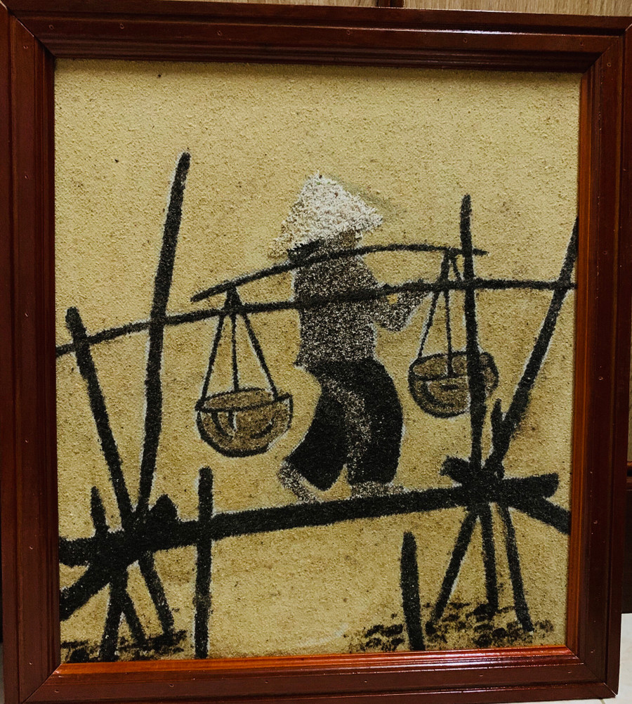 Bức tranh kết hợp giữa mùn cưa, bã xơ dừa và bã cà phê. Ảnh: Thanh Duy