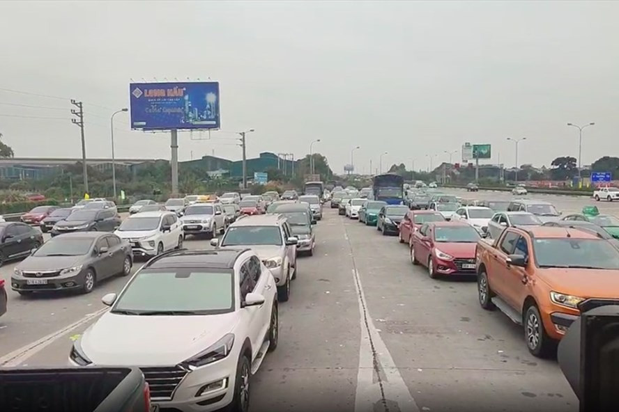  Hình ảnh các phương tiện ùn ứ sáng mùng 4 Tết ở cao tốc Pháp Vân - Cầu Giẽ. Ảnh: Q.N