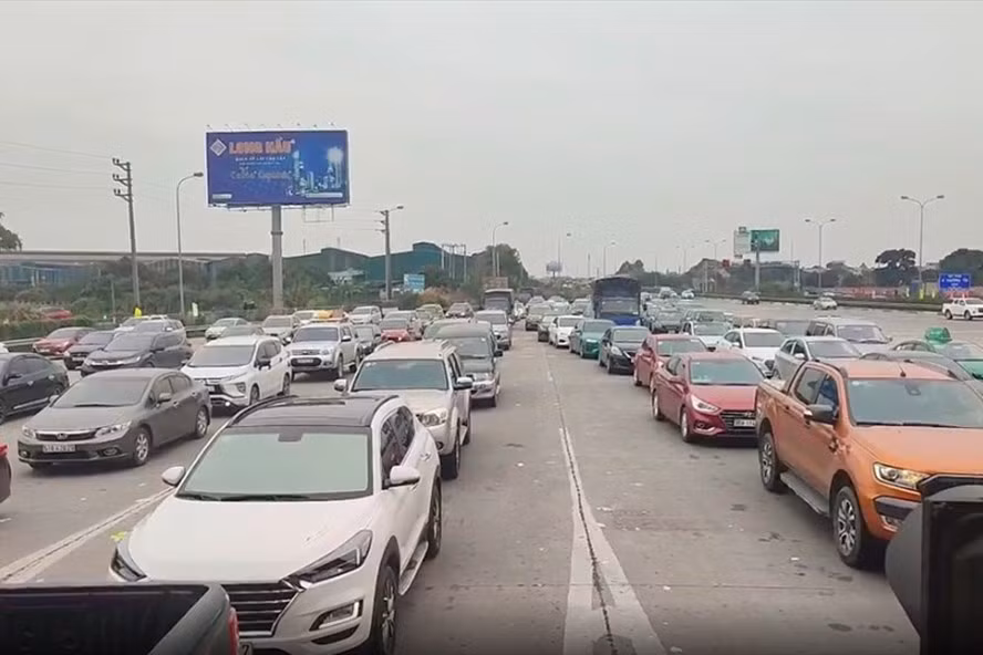  Hình ảnh các phương tiện ùn ứ sáng mùng 4 Tết ở cao tốc Pháp Vân - Cầu Giẽ. Ảnh: Q.N