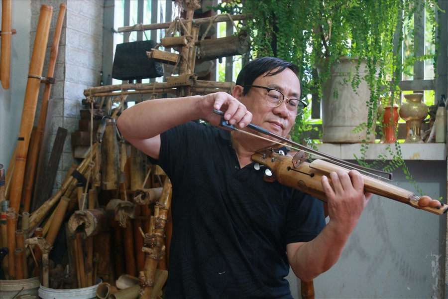 Ông Nguyễn Trường sử dụng cây đàn violon tre. Ảnh: Bảo Trung Ông Nguyễn Trường sử dụng cây đàn violon tre. Ảnh: Bảo Trung