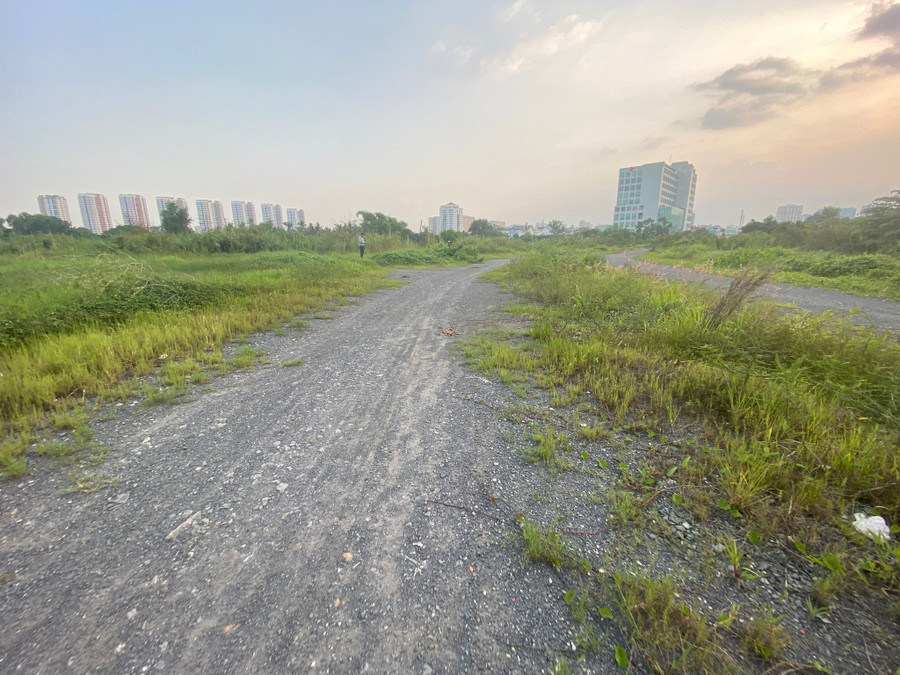 Nhiều khu đất bị bỏ hoang, gây lãng phí nghiêm trọng. Ảnh: Đình Sơn