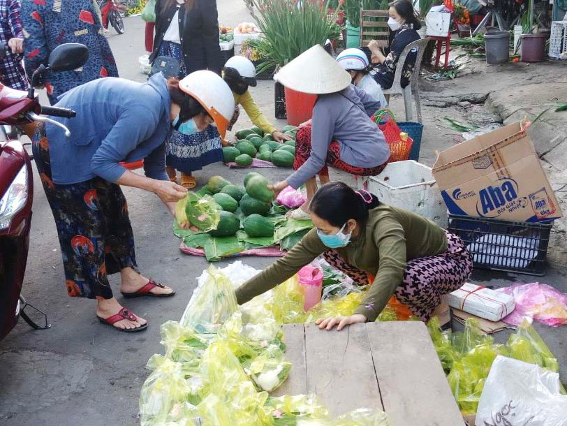 Cùng với trầu, cau, muối, thì đu đủ, sung được bán kèm để cầu mong một năm sung túc đủ đầy. Ảnh: Vũ Chi Cùng với trầu, cau, muối, thì đu đủ, sung được bán kèm để cầu mong một năm sung túc đủ đầy. Ảnh: Vũ Chi