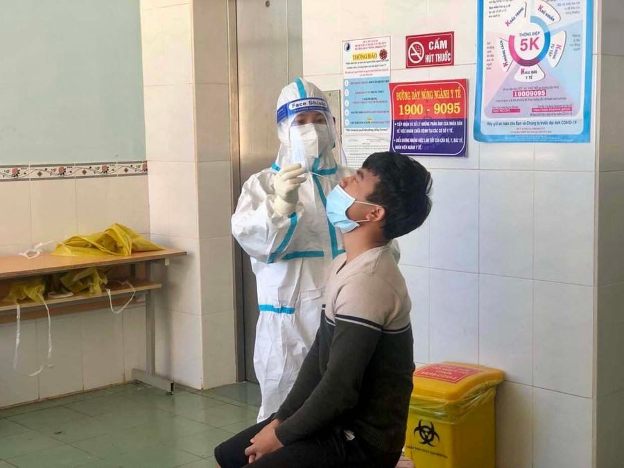 Tùy theo triệu chứng, bệnh nhân được lấy mẫu xét nghiệm bằng phương pháp RT-PCR vào những mốc thời điểm khác nhau, nếu âm tính sẽ được cho xuất viện. Ảnh: Thủy Bình