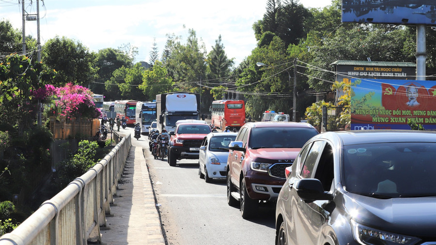 QL 20 bị ách tắc nhiều giờ do tai nạn giao thông giữa xe khách và xe máy.