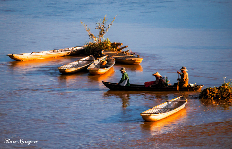Chiều về bên bến sông Đăk Bla. Ảnh: Nguyễn Ban Chiều về bên bến sông Đăk Bla. Ảnh: Nguyễn Ban
