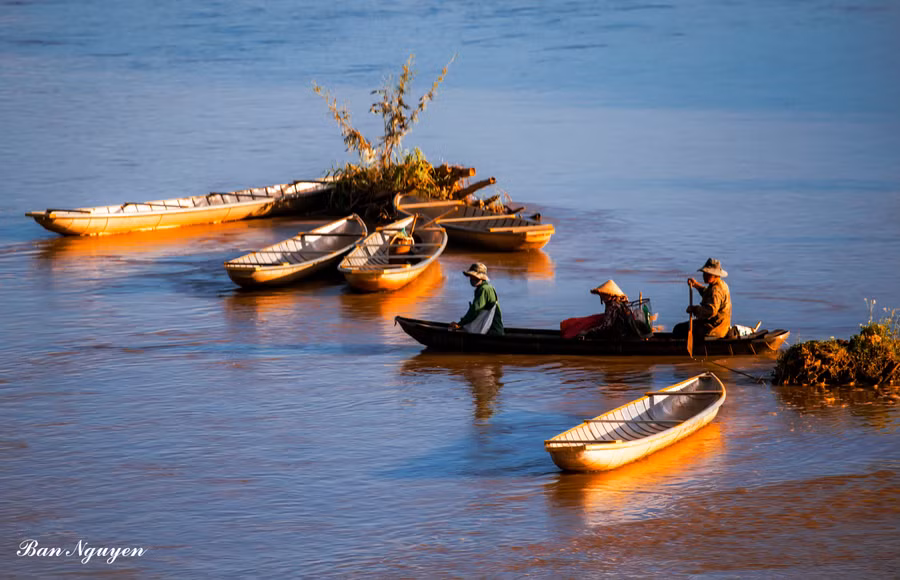  Chiều về bên bến sông Đăk Bla. Ảnh: Nguyễn Ban