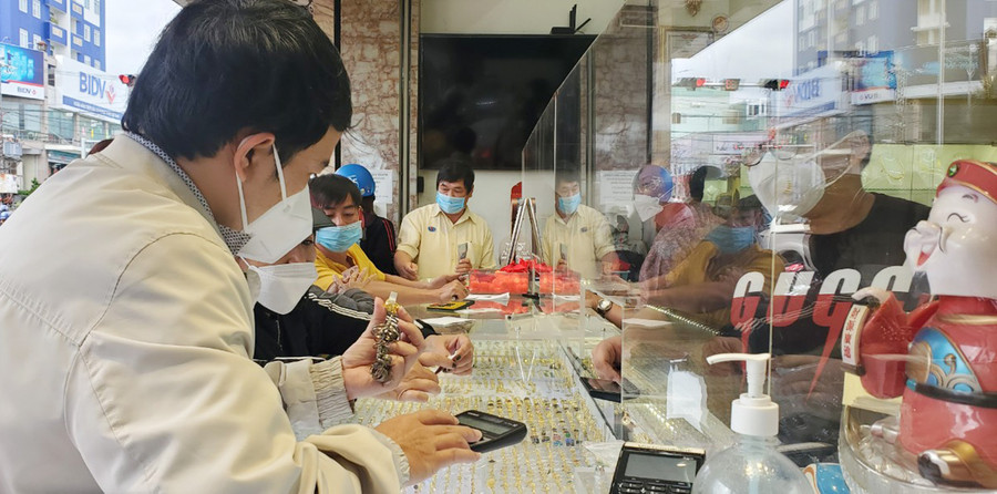 Với tâm lý cầu mong một năm trọn vẹ tài lộc, nhiều khách hàng đã lựa chọn mua nhẫn tròn vàng 999. Ảnh: Sơn Ca