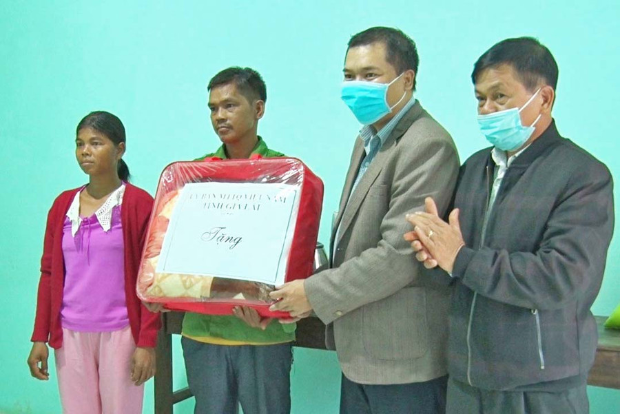 Đại diện Ủy ban MTTQ Việt Nam tỉnh và chính quyền địa phương bàn giao nhà cho gia đình anh Kpuih Gloah (làng Goòng, xã Ia Púch). Ảnh: Anh Huy