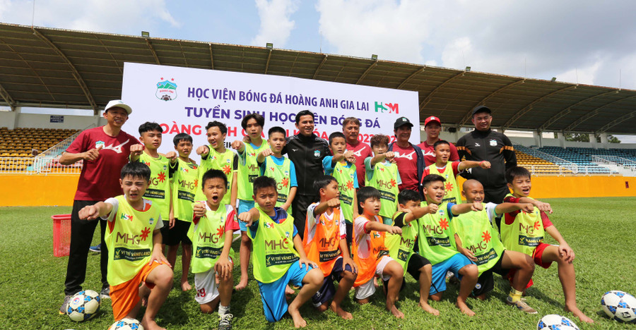 14 học viên chính thức và 2 học viên ghi nhớ đã được tuyển chọn vào học viện Hoàng Anh Gia Lai. Ảnh: Văn Ngọc