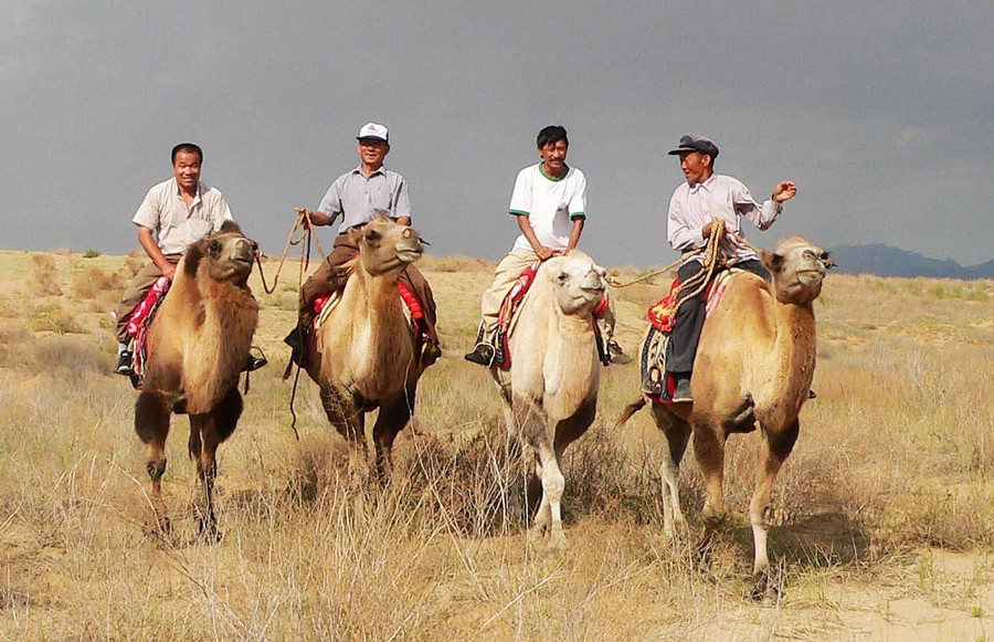 Ông Trần Kim Sơn (thứ hai từ phải sang) trong chuyến đi sa mạc Gobi tại Nội Mông, Trung Quốc. Ảnh: N.T Ông Trần Kim Sơn (thứ hai từ phải sang) trong chuyến đi sa mạc Gobi tại Nội Mông, Trung Quốc. Ảnh: N.T