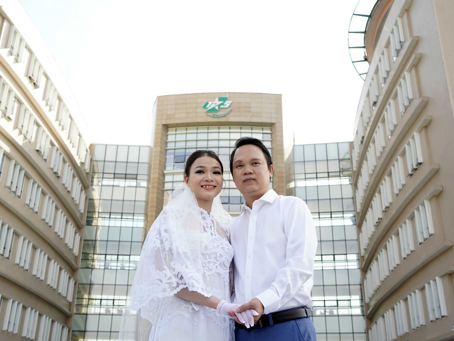 Cặp đôi chụp ảnh cưới tại BV Quân y 175. Ảnh: Độc Lập