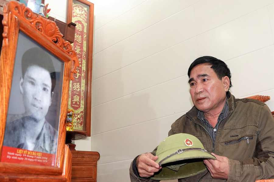 Ông Bùi Văn Xuân vẫn giữ chiếc mũ cối do anh trai mình - liệt sĩ Bùi Bá Việt, tặng cách đây 45 năm. Ảnh: Mai Thanh Hải