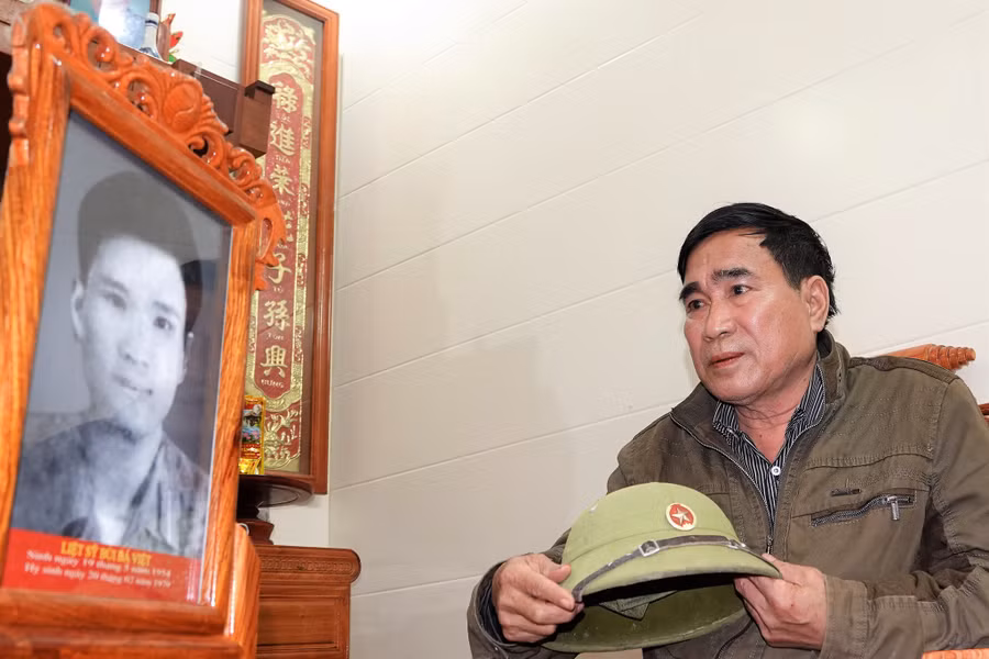 Ông Bùi Văn Xuân vẫn giữ chiếc mũ cối do anh trai mình - liệt sĩ Bùi Bá Việt, tặng cách đây 45 năm. Ảnh: Mai Thanh Hải