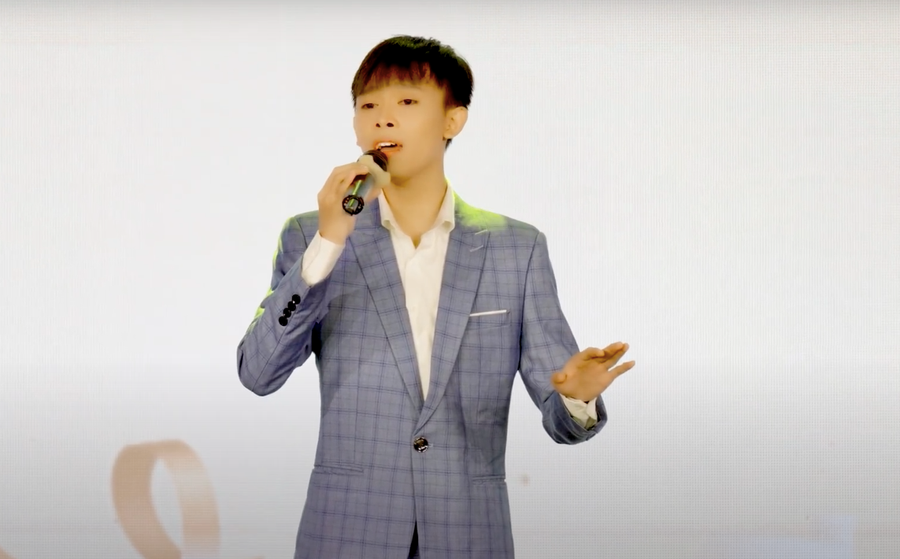 Hồ Văn Cường hát live khiến khán giả chú ý. Ảnh: Chụp màn hình