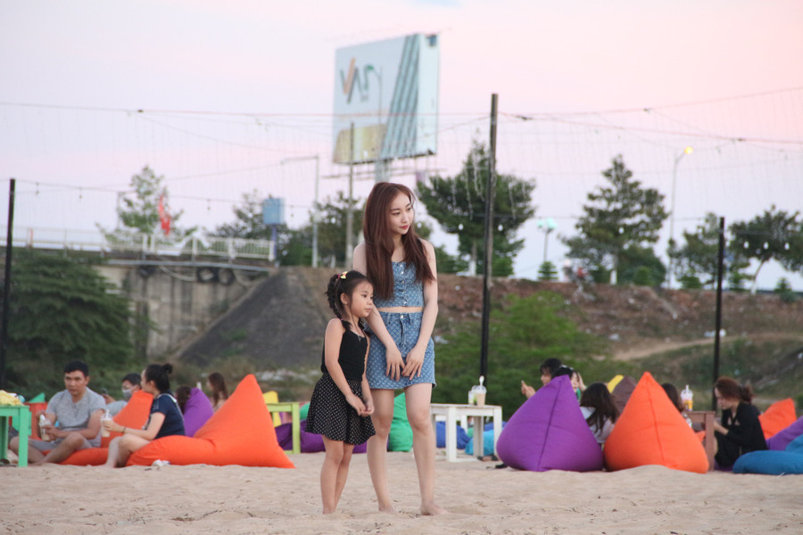 Người dân tại phố núi Kon Tum rủ nhau tìm đến bãi bồi để hóng gió, dạo mát cùng gia đình, bạn bè. Ảnh: Đức Nhật 