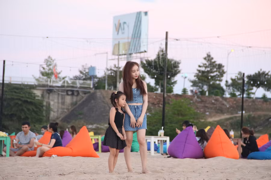 Người dân tại phố núi Kon Tum rủ nhau tìm đến bãi bồi để hóng gió, dạo mát cùng gia đình, bạn bè. Ảnh: Đức Nhật 