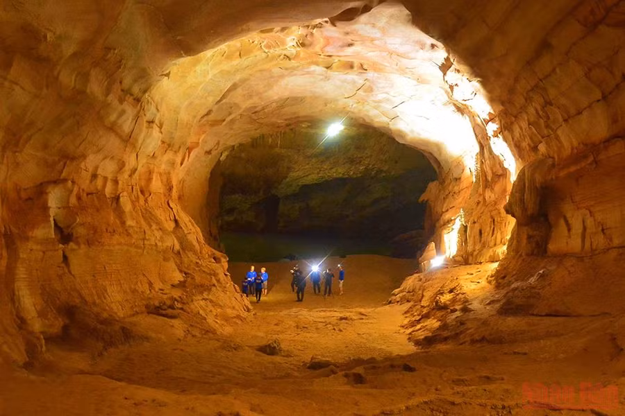 Một vòm hang đẹp thu hút các bạn trẻ khám phá. 