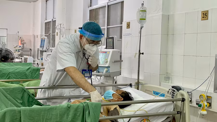 Bác sĩ Nguyễn Hoàng Du đang điều trị cho bệnh nhân Covid-19 nặng tại Trung tâm hồi sức quốc gia điều trị Covid-19. Ảnh: Đình Tuyển