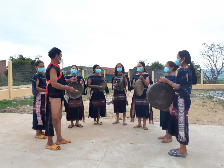  Ông Đinh Blăm hướng dẫn phụ nữ trong làng cách đánh cồng chiêng. Ảnh: Nhật Hào