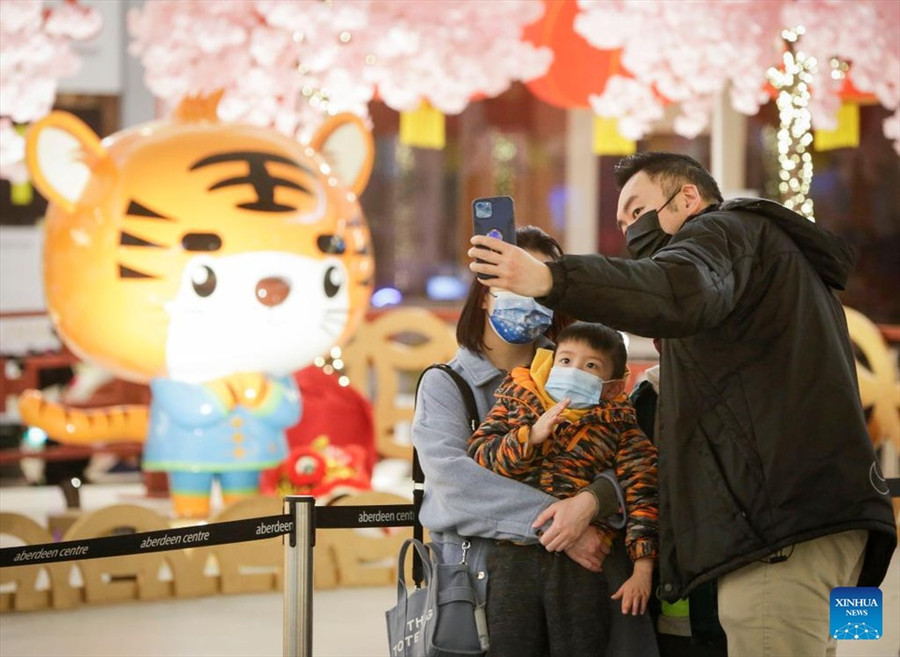  Một gia đình Châu Á chụp ảnh cùng biểu tượng trang trí Nhâm Dần tại trung tâm mua sắm ở Vancouver, British Columbia, Canada. Ảnh: Tân Hoa Xã