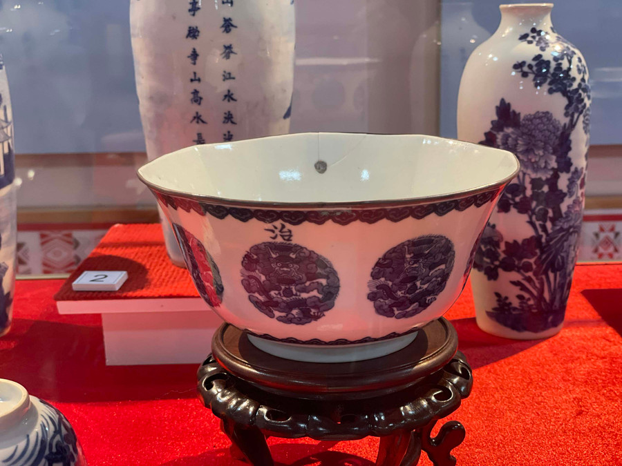 Chiếc tô long viên có hiệu đề “Thiệu Trị niên tạo” là một trong những hiện vật quý được bác sĩ Võ Văn Hưng sưu tầm. Ảnh: Phương Duyên