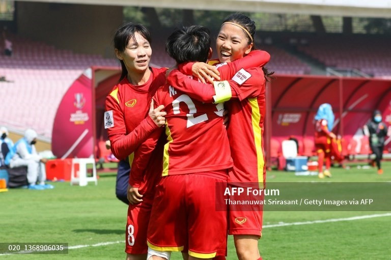 Huỳnh Như và các đồng đội quyết tâm ăn Tết xa nhà để đổi lấy lịch sử cho bóng đá Việt. Ảnh: AFP