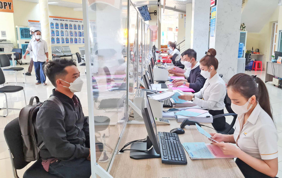 Người dân đến giải quyết thủ tục hành chính tại Trung tâm Phục vụ hành chính công tỉnh. Ảnh: Văn Ngọc Người dân đến giải quyết thủ tục hành chính tại Trung tâm Phục vụ hành chính công tỉnh. Ảnh: Văn Ngọc