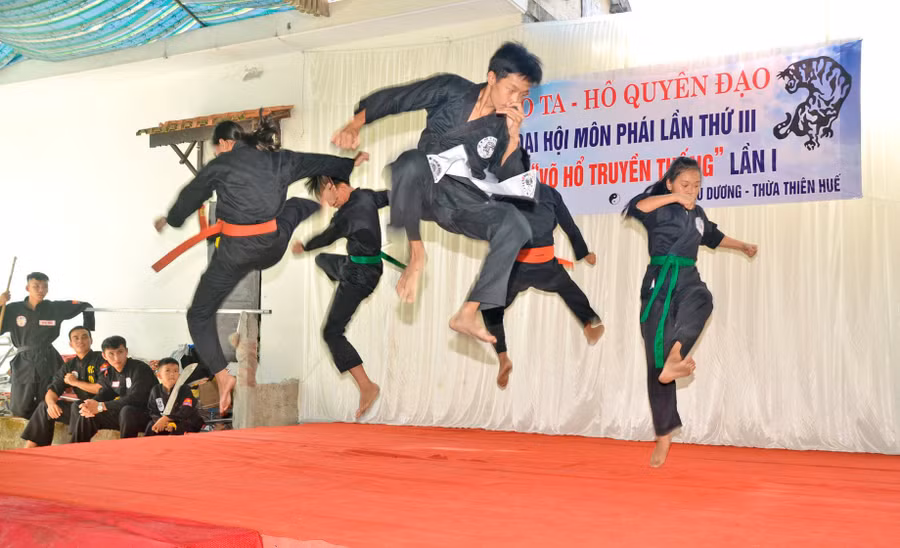 Các học trò của võ sư Đoàn Phú đồng diễn võ thuật. Ảnh: V.H