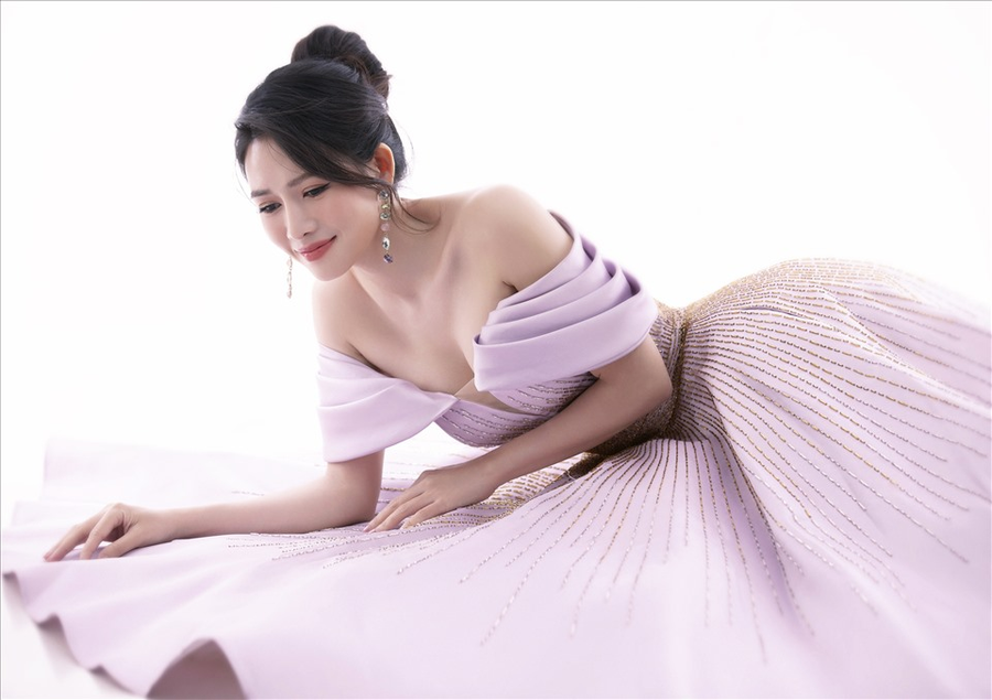 Dịp đầu năm mới, Văn Phượng e ấp hóa nàng thơ trong các thiết kế nữ tính, ngọt ngào. Dịp đầu năm mới, Văn Phượng e ấp hóa nàng thơ trong các thiết kế nữ tính, ngọt ngào.