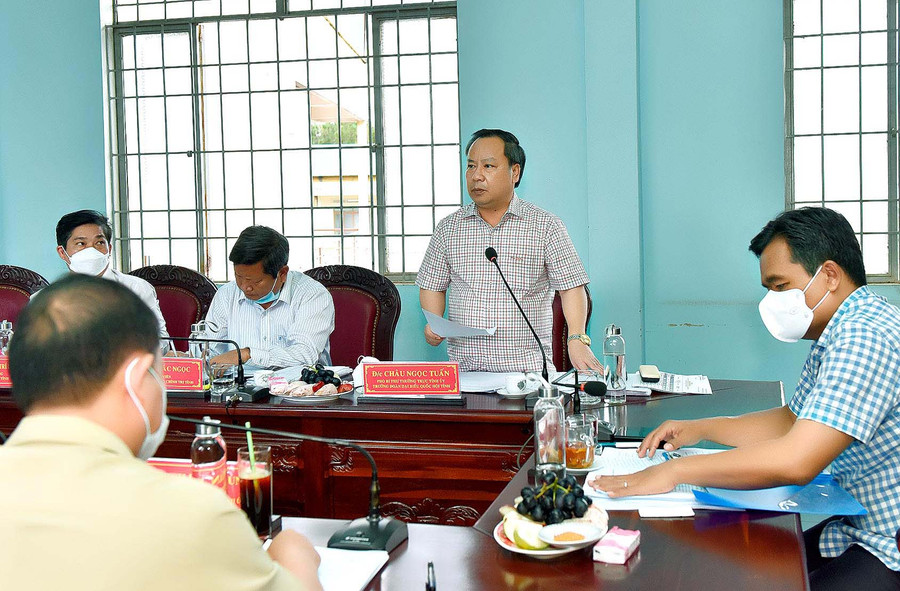 Phó Bí thư Thường trực Tỉnh ủy, Trưởng đoàn đại biểu Quốc hội tỉnh Châu Ngọc Tuấn phát biểu tại buổi làm việc. Ảnh: Đức Thụy