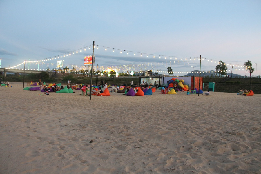 "Bãi biển" ở phố núi thu hút giới trẻ đến tham quan. Ảnh: Đức Nhật