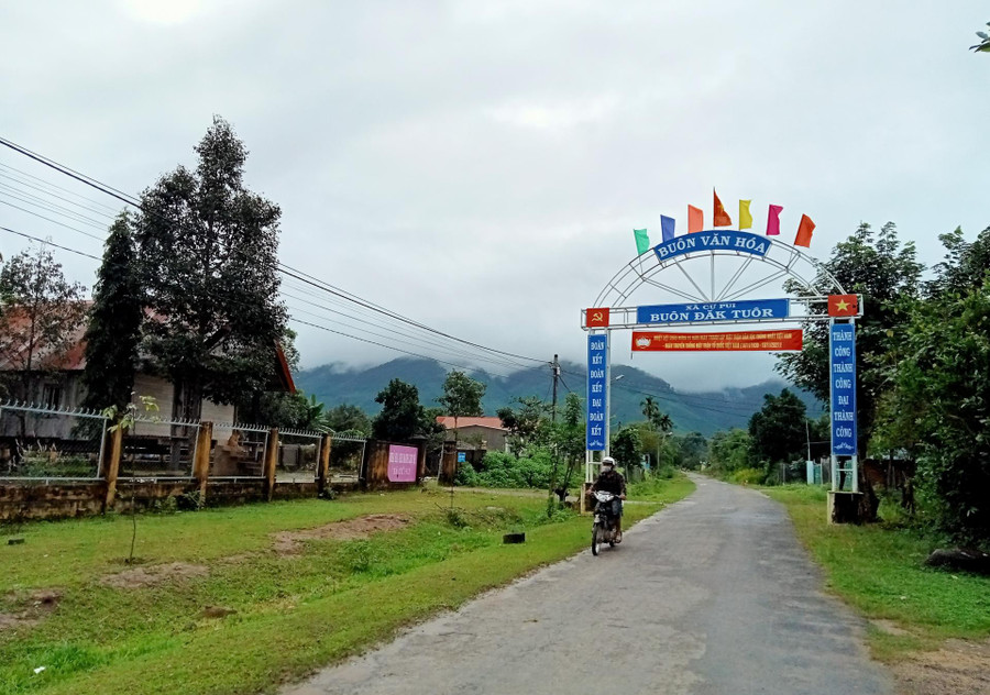 Đường vào buôn Đắk Tuôr, xã Cư Pui (huyện Krông Bông). Ảnh: Thế Hùng Đường vào buôn Đắk Tuôr, xã Cư Pui (huyện Krông Bông). Ảnh: Thế Hùng