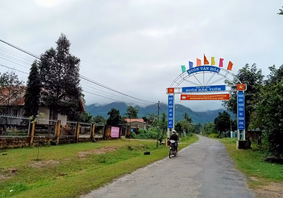 Đường vào buôn Đắk Tuôr, xã Cư Pui (huyện Krông Bông). Ảnh: Thế Hùng