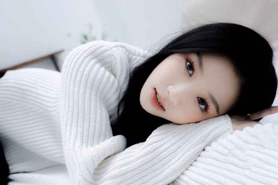 Gương mặt ngây thơ cùng bộ trang phục trắng đơn giản giúp nhan sắc của Amee càng trở nên nổi bật. Ảnh: NVCC