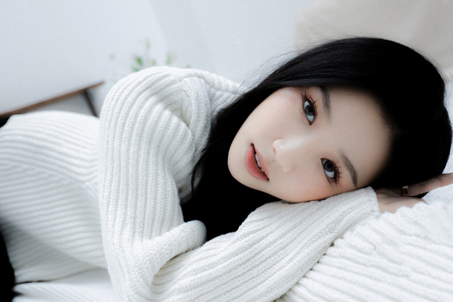 Gương mặt ngây thơ cùng bộ trang phục trắng đơn giản giúp nhan sắc của Amee càng trở nên nổi bật. Ảnh: NVCC