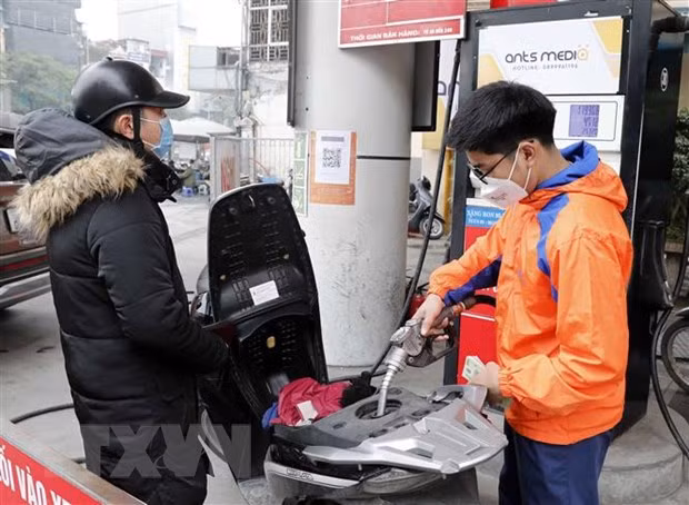 Mua bán xăng dầu tại một điểm kinh doanh xăng dầu trên đường Trần Khát Trân, quận Hai Bà Trưng, Hà Nội. Ảnh: Trần Việt/TTXVN