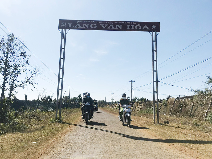 Tuyến đường chính từ xã Hà Bầu vào làng Ring Rai. Ảnh: Nguyễn Diệp Tuyến đường chính từ xã Hà Bầu vào làng Ring Rai. Ảnh: Nguyễn Diệp