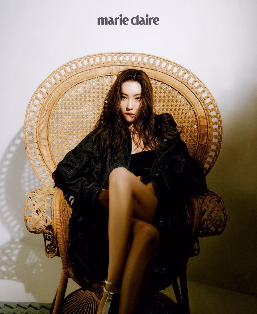 Là nữ thần tượng Kpop nổi tiếng, Sunmi sinh năm 1992. Cô lần đầu tiên ra mắt công chúng năm 2007 trong vai trò thành viên của nhóm nhạc nữ đình đám Wonder Girls, dưới sự quản lý của “ông lớn” JYP Entertainment. Trước khi tạm dừng hoạt động với nhóm vào năm 2010, Sunmi đã cùng Wonder Girls tạo nên vô số bản hit để đời như Tell me, Nobody, So hot… Ảnh: MARIE CLAIRE