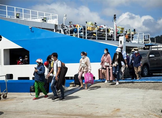 Du khách đi phà đến thành phố đảo Phú Quốc (Kiên Giang). Ảnh: Hồng Đạt/TTXVN