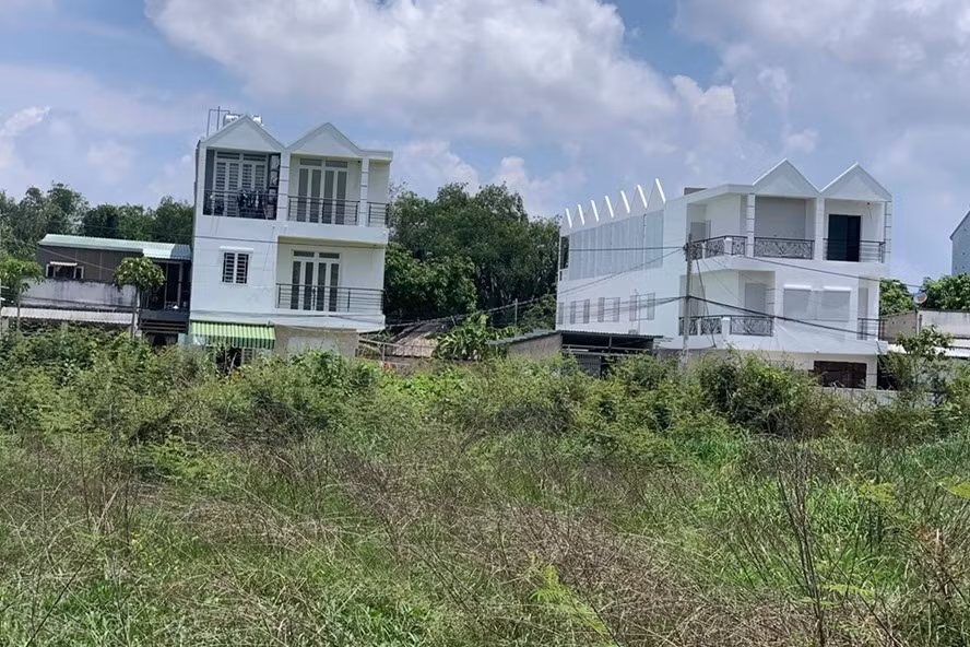  Khi chứng minh được chỉ có một căn nhà ở và đất ở duy nhất thì chủ sở hữu sẽ được miến thuế thu nhập cá nhân khi thực hiện giao dịch bán nhà đất. Ảnh minh họa: LĐO