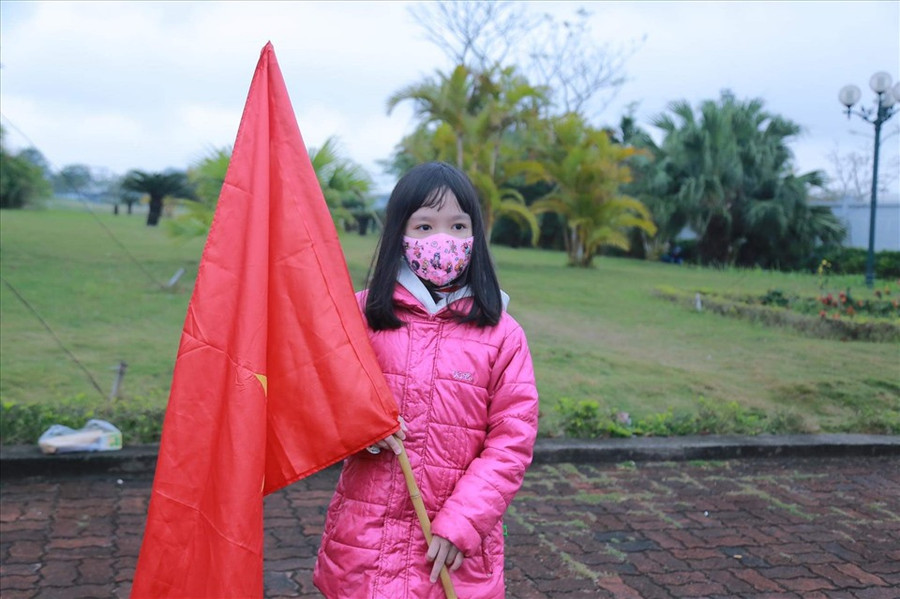 Những cổ động viên hiếm hoi có mặt tại sân bay Nội Bài để đón tuyển nữ Việt Nam về nước. Ảnh: Phương Trang