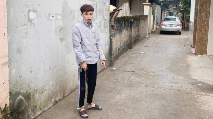 Cảnh sát đưa đối tượng Nguyễn Hùng Dũng ra thực nghiệm hiện trường. Cảnh sát đưa đối tượng Nguyễn Hùng Dũng ra thực nghiệm hiện trường