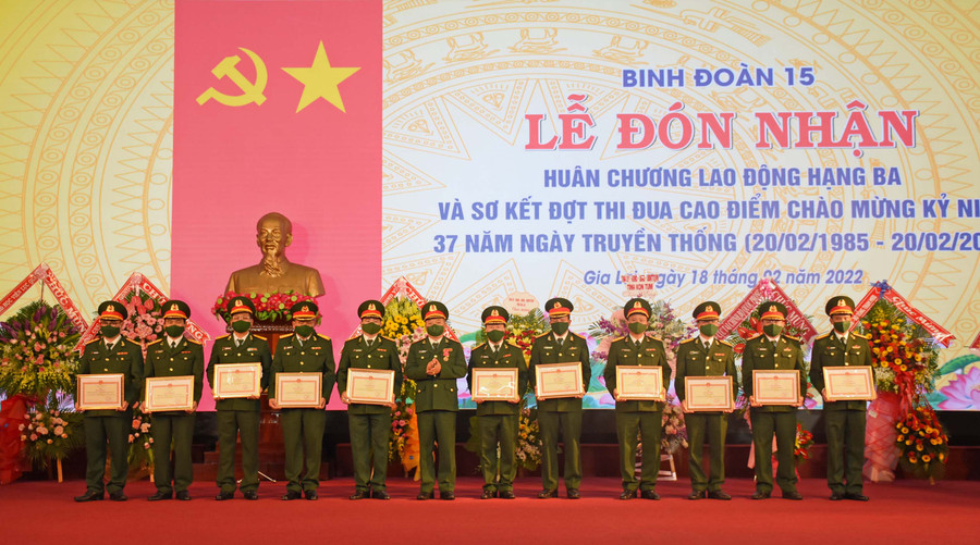 Bộ Tư lệnh Binh đoàn 15 cũng tặng bằng khen cho 11 tập thể, 46 cá nhân của các đơn vị trực thuộc đã có thành tích xuất sắc trong đợt thi đua cao điểm. Ảnh: Minh Nguyễn