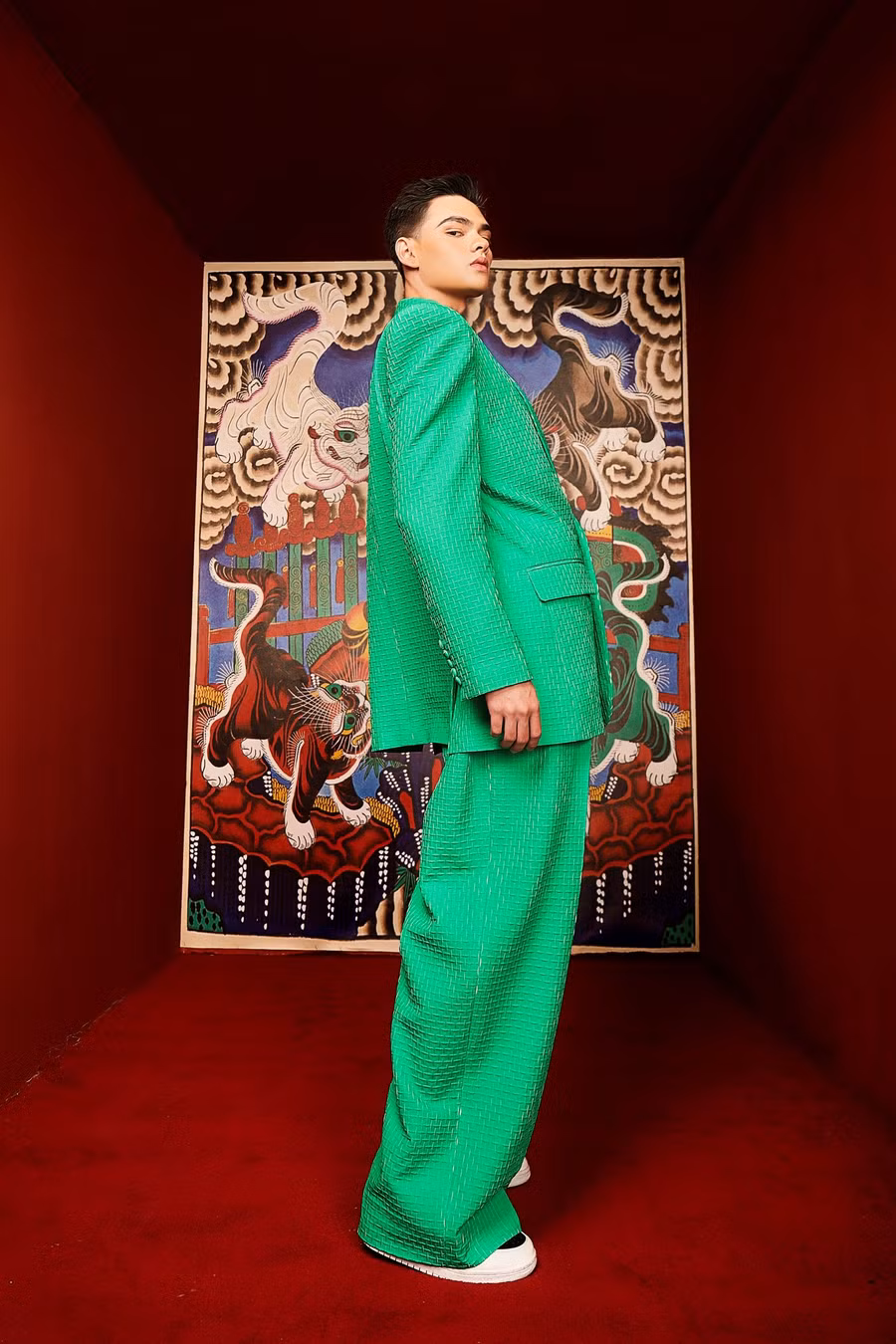 Stephen Nguyễn chọn bộ suit freesize với thiết kế vai vuông nam tính và mạnh mẽ. Kể từ sau khi giành ngôi Quán quân The Next Face Vietnam 2021, Stephen Nguyễn trở thành gương mặt người mẫu đắt show, sải bước trong hàng loạt các show diễn tại Tuần lễ Thời trang Quốc tế Việt Nam, Lễ hội Thời trang, Pink Show...