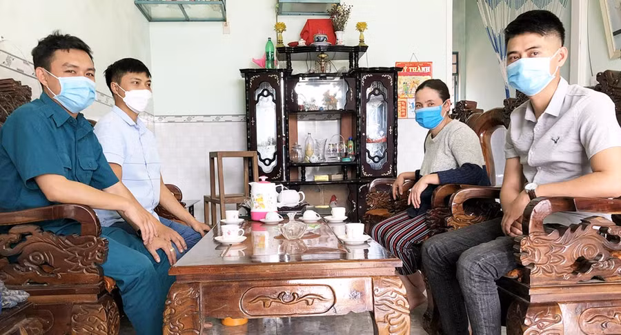  Đại diện Ban Chỉ huy Quân sự phường An Bình (thị xã An Khê) gặp mặt, động viên gia đình thanh niên Lê Thanh Tùng. Ảnh: Ngọc Minh