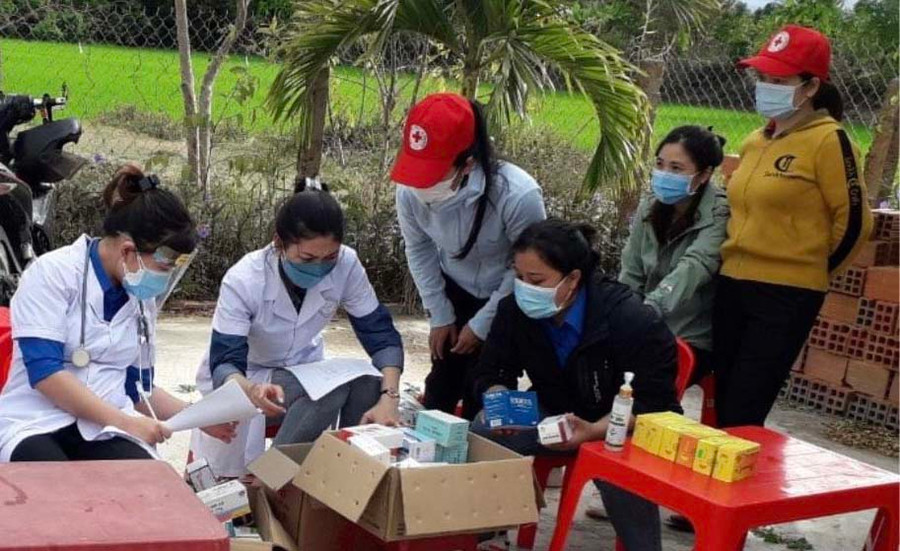 Các y-bác sĩ Chi đoàn Trung tâm Y tế huyện Phú Thiện chuẩn bị vật tư y tế khám bệnh, cấp thuốc miễn phí cho người dân. Ảnh: Vũ Chi