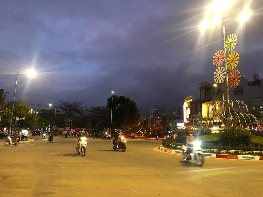  Người dân thị xã An Khê hối hả về bên gia đình đón giao thừa năm Nhâm Dần 2022. Ảnh: Ngọc Minh