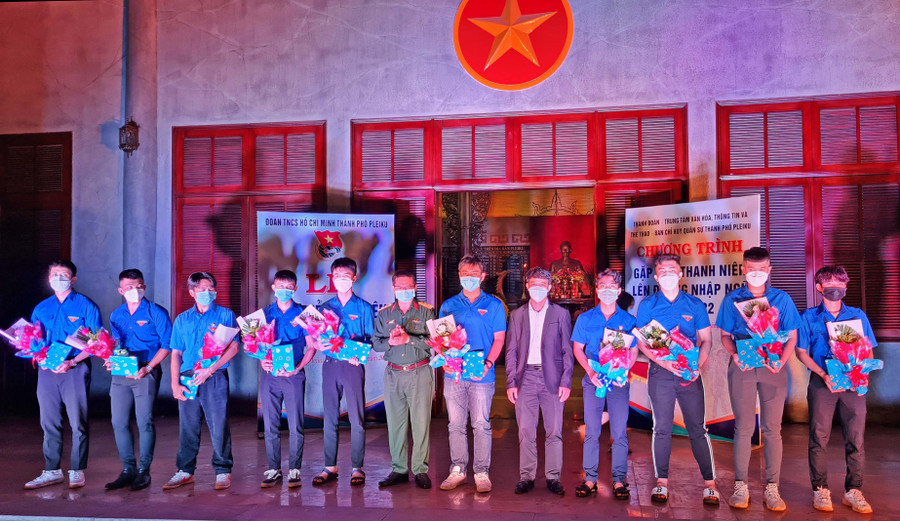 Lãnh đạo BCH Quân sự TP. Pleiku tặng quà cho 10 đồng chí đoàn viên ưu tú được kết nạp Đảng trước khi lên đường nhập ngũ năm 2022. Ảnh: Bá Bính