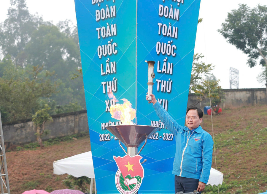 Anh Nguyễn Anh Tuấn thực hiện nghi lễ tiếp lửa truyền thống. Ảnh: Bảo Anh