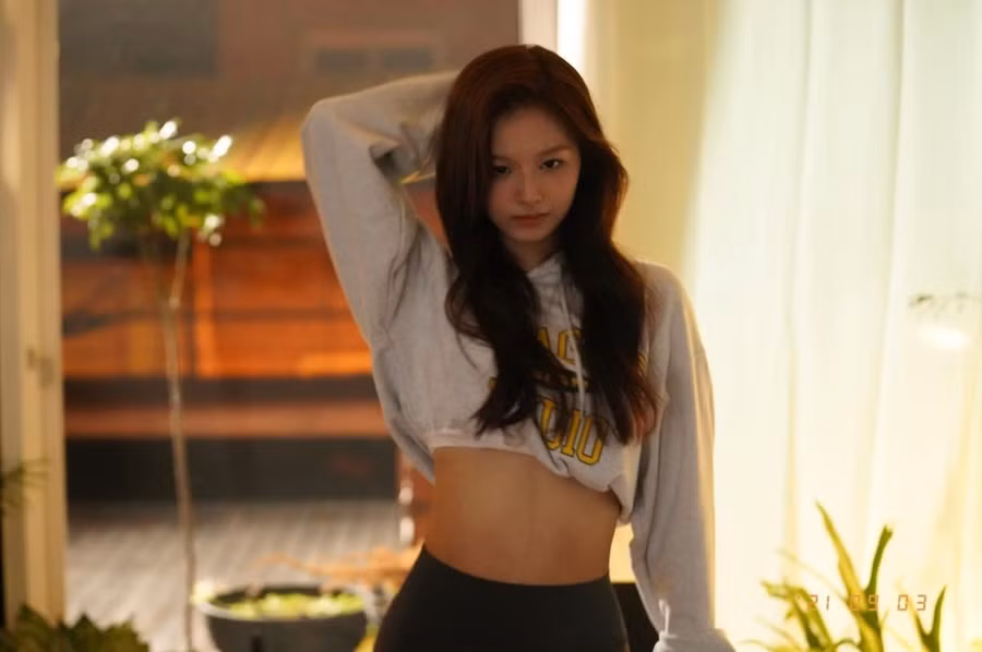 Trước khi ra mắt cùng NMIXX, Sullyoon từng là thực tập sinh tại công ty Woollim Entertainment. Khán giả đánh giá Sullyoon là nữ thần tượng vừa có sắc vừa có tài triển vọng tại Kpop. Ảnh: INSTAGRAM NV